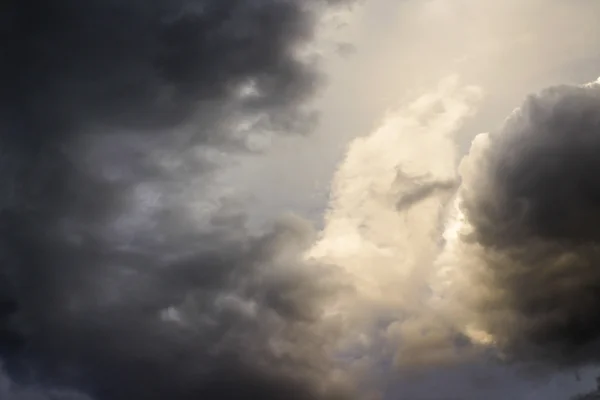 Cielo nublado y luz — Foto de Stock