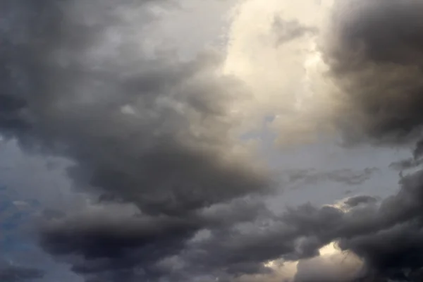 Cielo nuvoloso e luce — Foto Stock