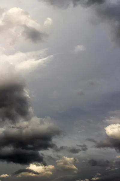 Cielo nublado y luz — Foto de Stock