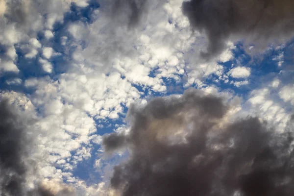 Cielo nublado y luz — Foto de Stock
