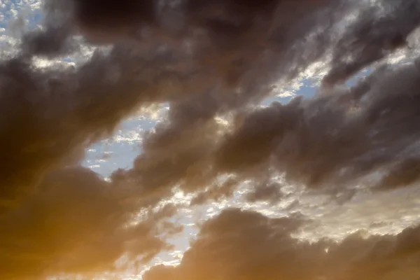 Molnig himmel och ljus — Stockfoto