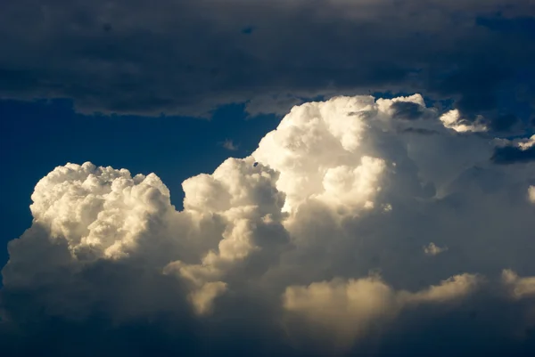 Cielo nublado azul — Foto de Stock