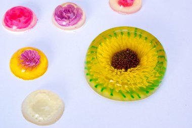 Renkli jöle küreler