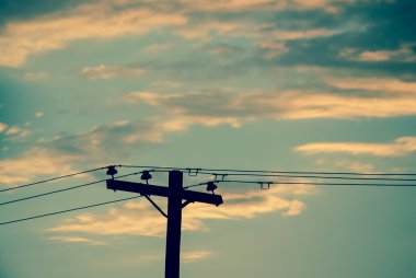 Elektrik direği ve bulutlu gökyüzü