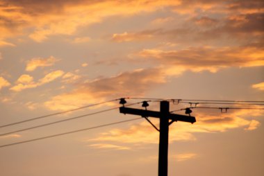 Elektrik direği ve bulutlu gökyüzü