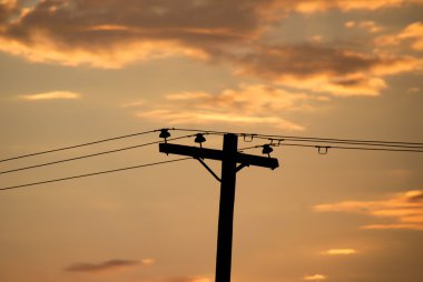 Elektrik direği ve bulutlu gökyüzü