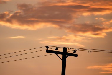 Elektrik direği ve bulutlu gökyüzü