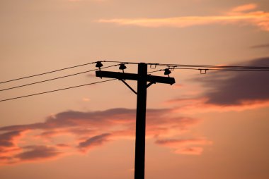Elektrik direği ve bulutlu gökyüzü