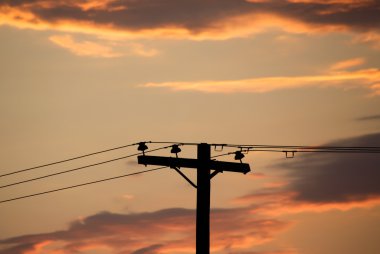Elektrik direği ve bulutlu gökyüzü