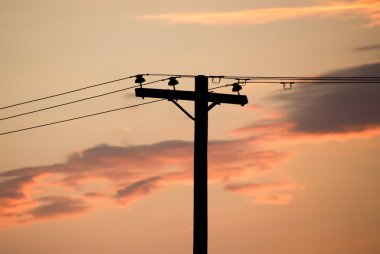 Elektrik direği ve bulutlu gökyüzü