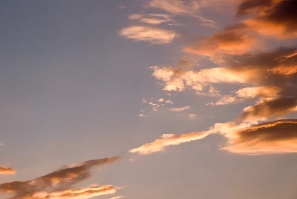 Färgglada moln och himmel i solnedgången — Stockfoto