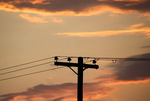 Biegun energii elektrycznej i pochmurne niebo — Zdjęcie stockowe