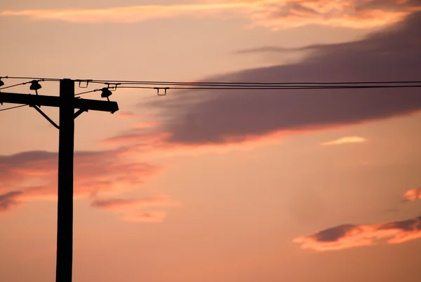 Elektrik direği ve bulutlu gökyüzü — Stok fotoğraf
