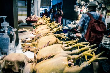 Oaxaca, Oaxaca / Meksika - 01 / 05 / 2021: Oaxaca geleneksel pazarında çiğ tavuk