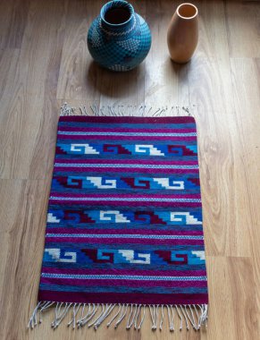 El yapımı yün tekstil ve kil vazo arkaplanı veya dokusu