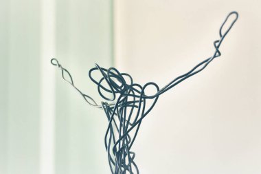 İsa 'nın metal bir kablo figürünün fotoğrafı.