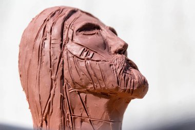 İsa 'nın fotoğrafı kil heykele bakıyor