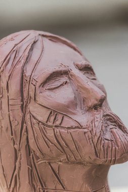 İsa 'nın fotoğrafı kil heykele bakıyor