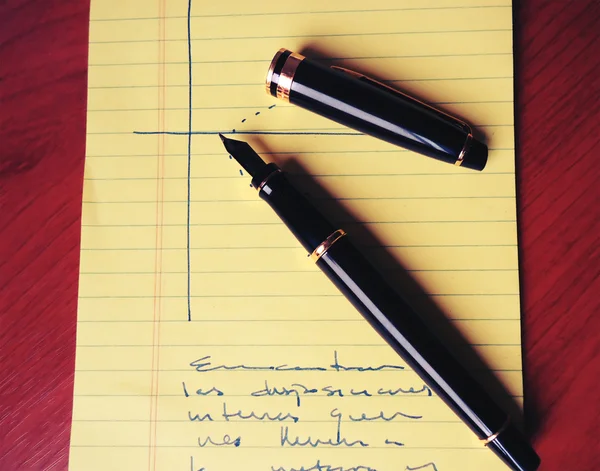 Nota papel com caneta — Fotografia de Stock