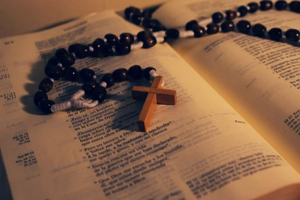 Biblia aberta e rosário de madeira — Fotografia de Stock