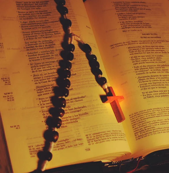 Biblia aberta e rosário de madeira — Fotografia de Stock