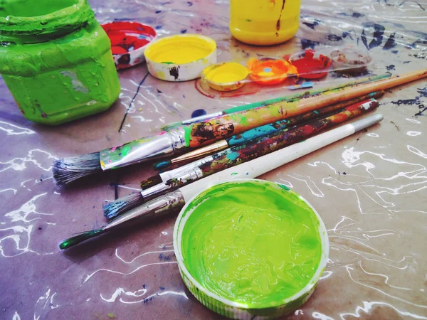Pincéis de pintura com baldes de tinta — Fotografia de Stock