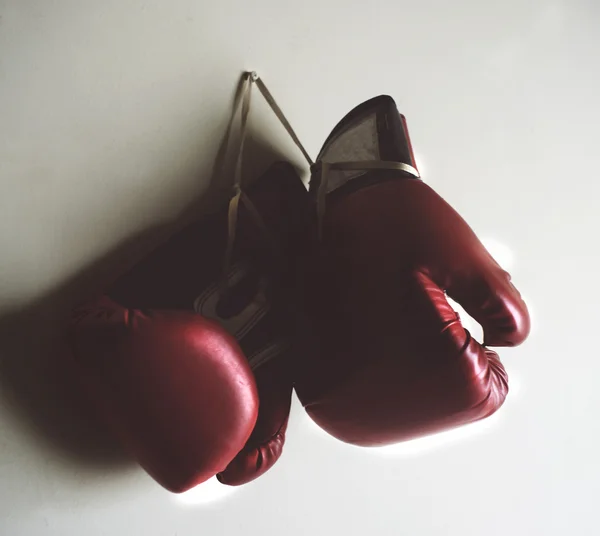 Красные боксерские перчатки — стоковое фото