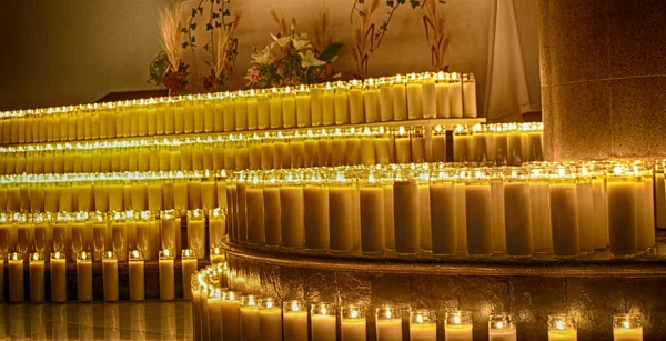 Brûler les bougies de l'église — Photo