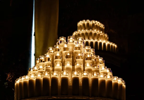 点燃教堂的蜡烛 — 图库照片