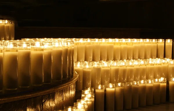 Hořící kostelní svíčky — Stock fotografie