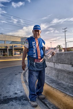 Yaşlı gazete satıcı