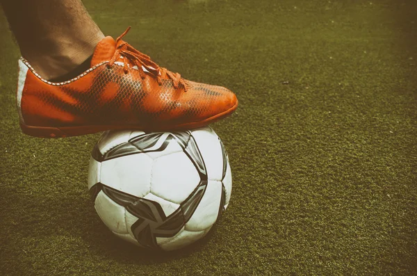 Pé e bola de futebol — Fotografia de Stock