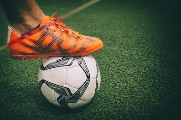 Foten och soccer ball — Stockfoto