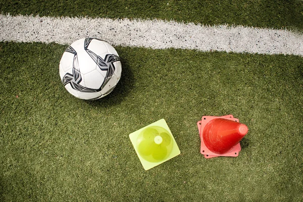 Bola de futebol em um campo de grama — Fotografia de Stock