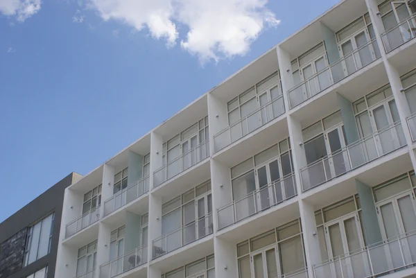 Immeuble appartements blancs — Photo