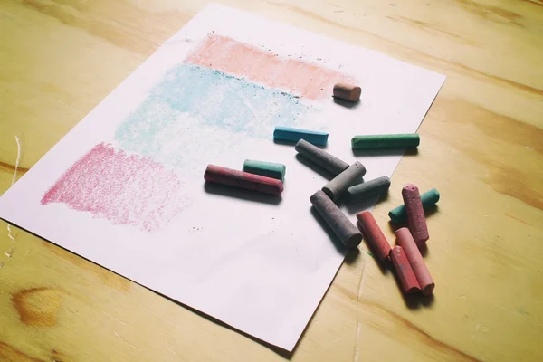 Blatt Papier und Farbkreiden — Stockfoto