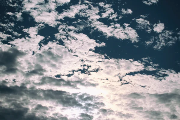 Blå mulen himmel — Stockfoto