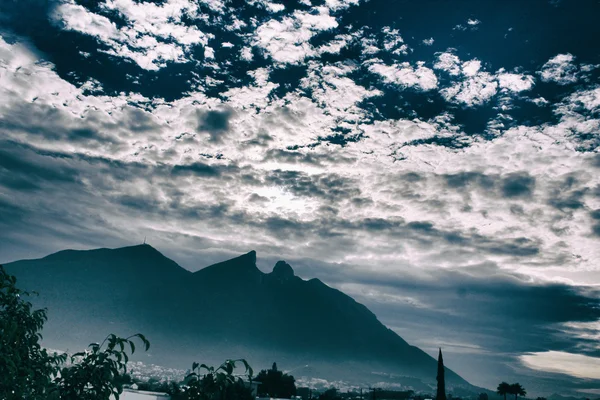 Montañas y cielo nublado —  Fotos de Stock