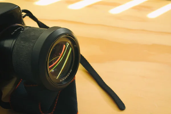 Câmera reflexa na mesa de madeira — Fotografia de Stock