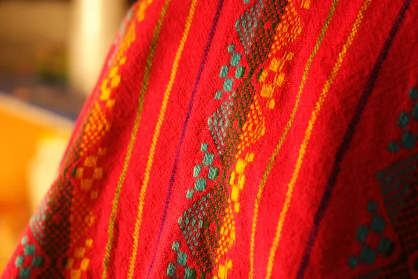 Tessuto rosso etnico indigeno — Foto Stock