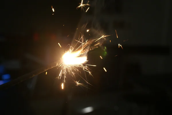 Luz de bengala sobre fondo oscuro —  Fotos de Stock