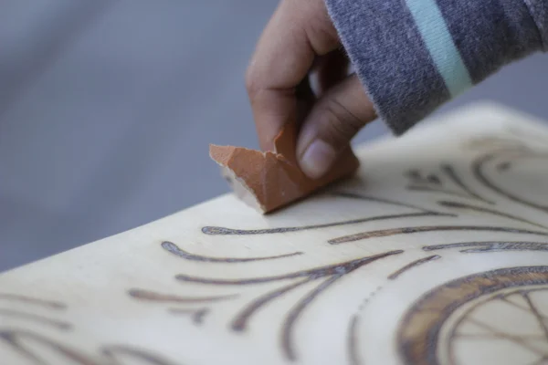 Hand schuren van hout — Stockfoto