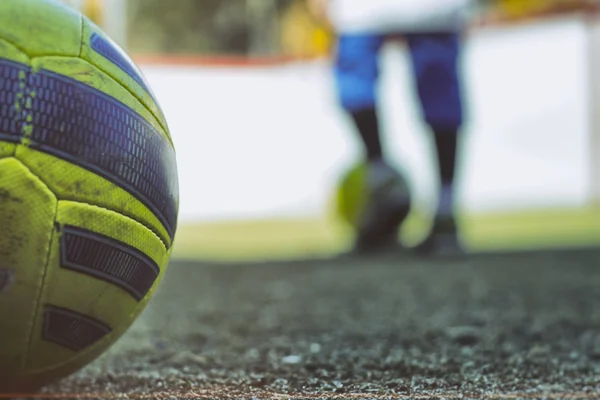 Bola de futebol e silhuetas — Fotografia de Stock