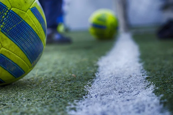 Bola de futebol e silhuetas — Fotografia de Stock