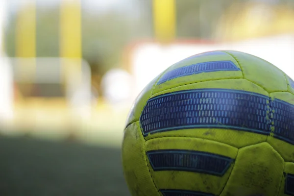 Bola de futebol e silhuetas — Fotografia de Stock