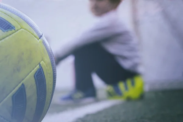 Bola de futebol e silhuetas — Fotografia de Stock
