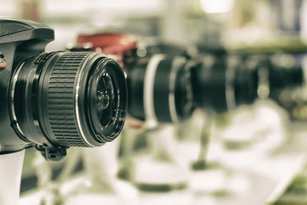 Den reflex kameran i butik — Stockfoto