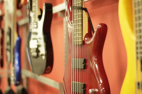 Elektrische gitaren in winkel — Stockfoto