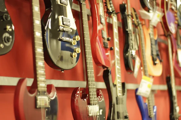 E-Gitarren im Laden — Stockfoto