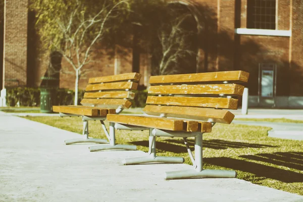 Bancos de madera en un parque — Foto de Stock